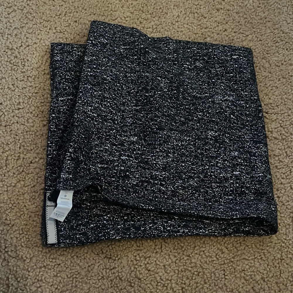 Lululemon scarf black white one size